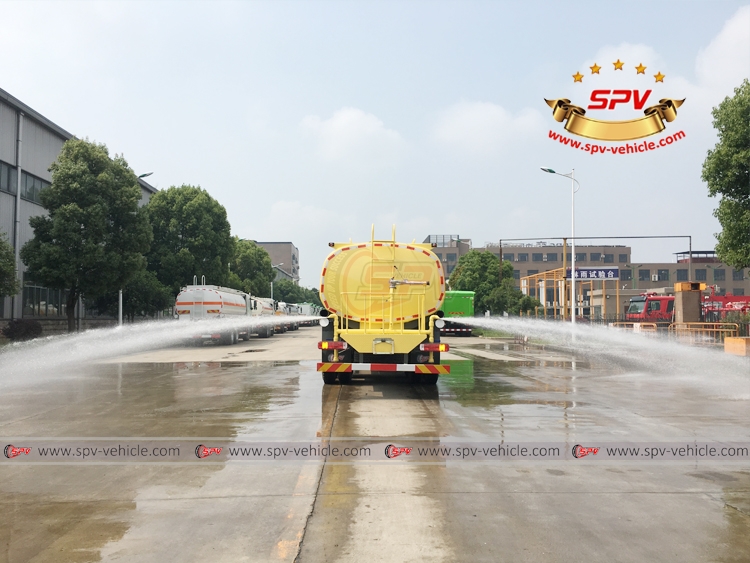 20,000 Litres Water Sprinkling Truck SINOTRUK - Side Spraying